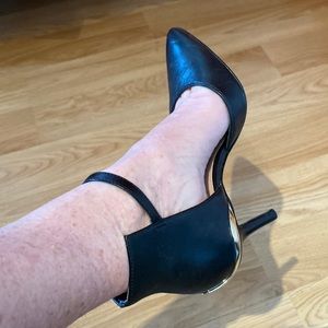 Size 4.  Like new Enzo Angiolini from Nordstrom.